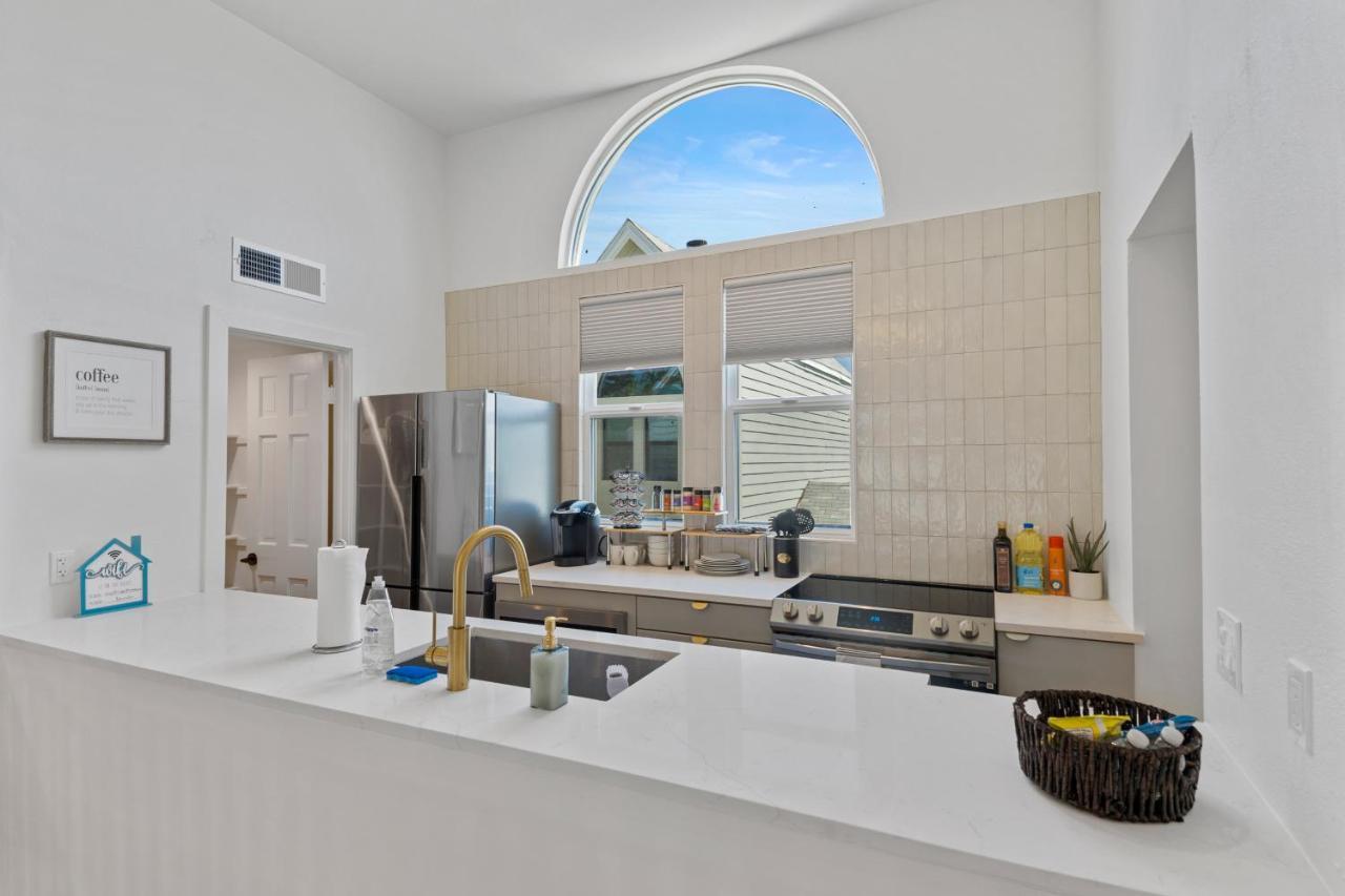 Stylish Phoenix Townhome - Foosball Table, Laundry, Parking! Exterior photo