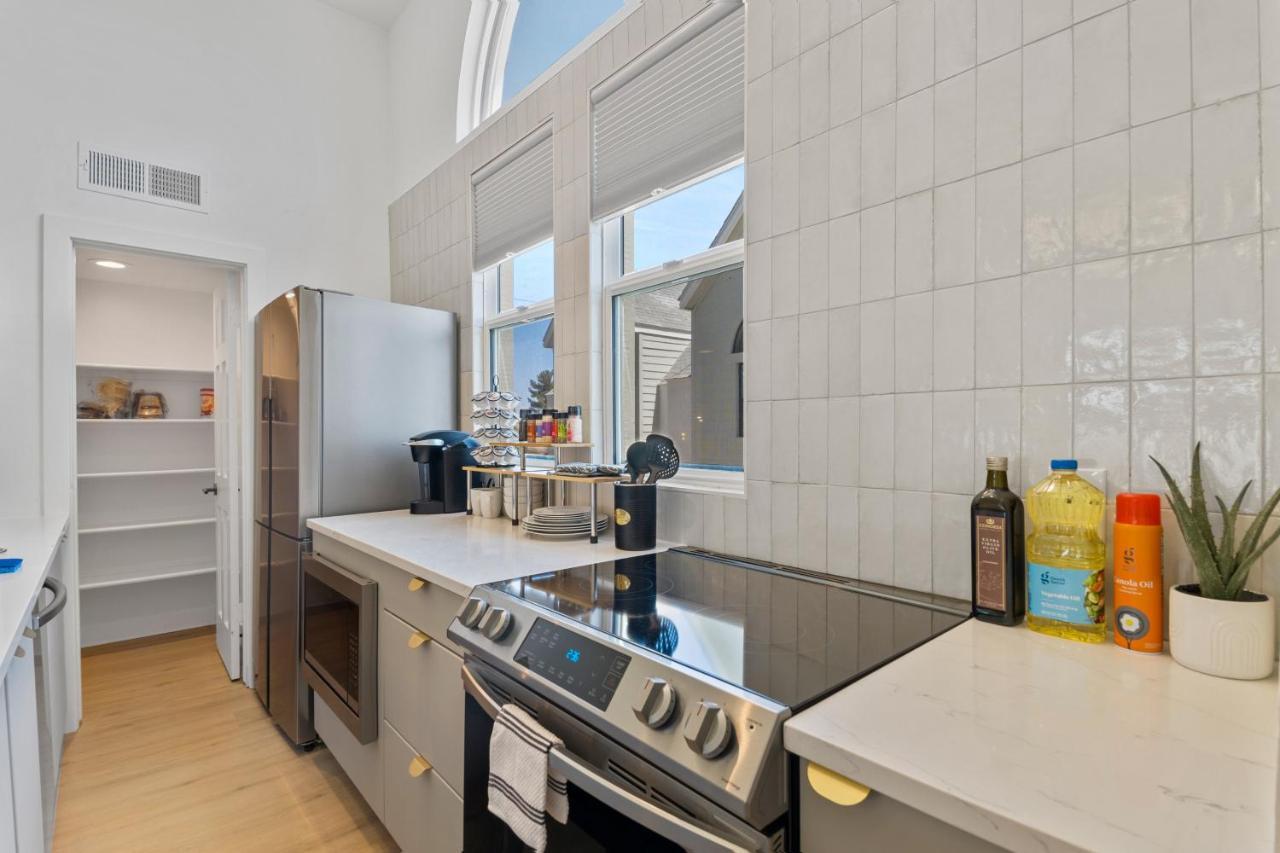 Stylish Phoenix Townhome - Foosball Table, Laundry, Parking! Exterior photo